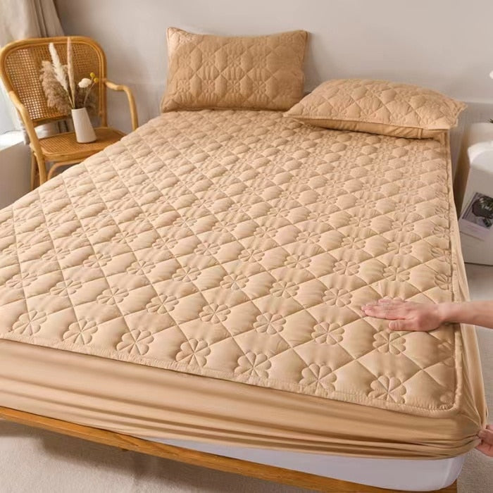 Waterproof Quilted Fitted Sheet Pet Anti-wetting Bed Sheet Queen Customized Raw Cotton Mattress Cover Not Included Pillowcase