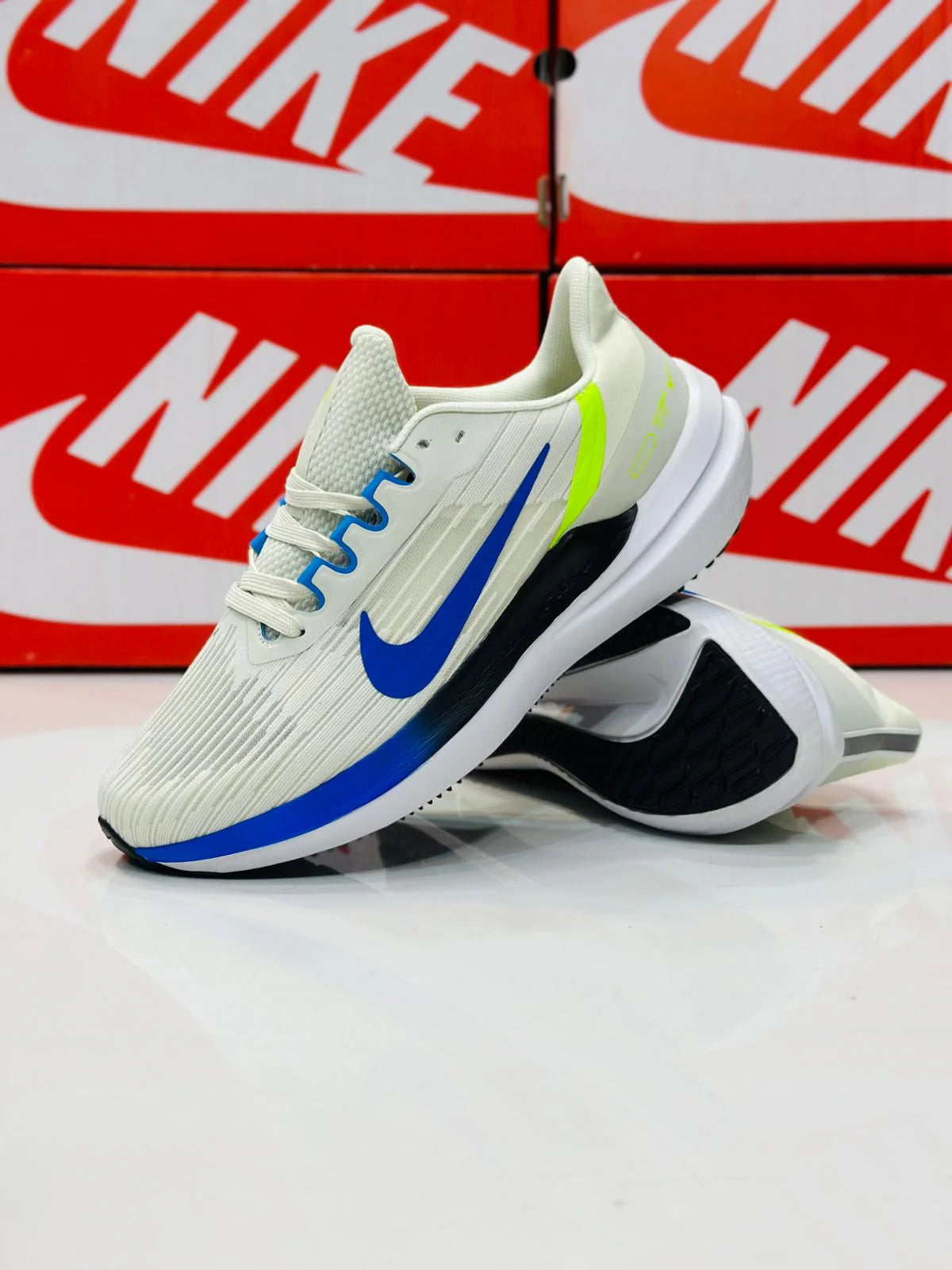 NIKE WINFLO 9 WHITE BLUE AND YELLOW
