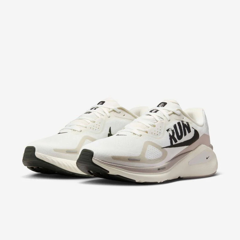 Chaussures de running blanches Nike à design graphique RUN